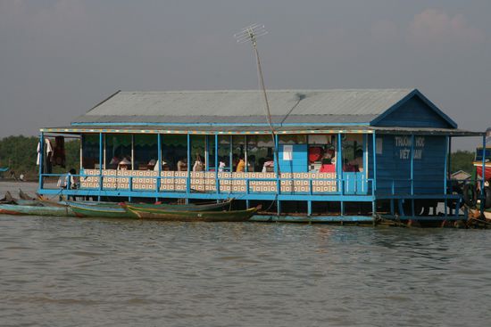 Schwimmende Schule im Tonle Sap See