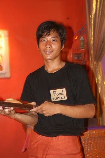 Bediener im Khmer Family Restaurant