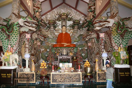 In der Dragon Pagode (Ornamente aus Bierflaschen-Scherben)