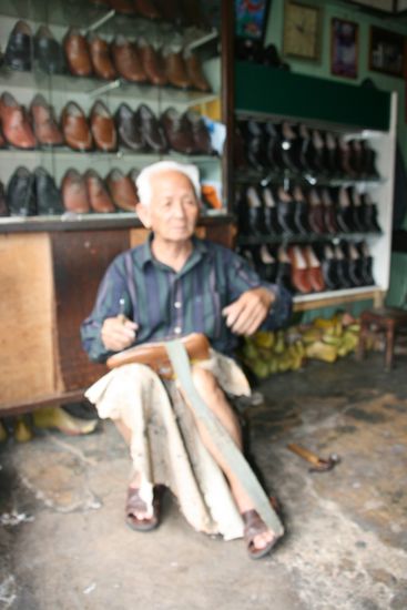 Schuhmacher 90 Jahre (Handmade ohne Brille)