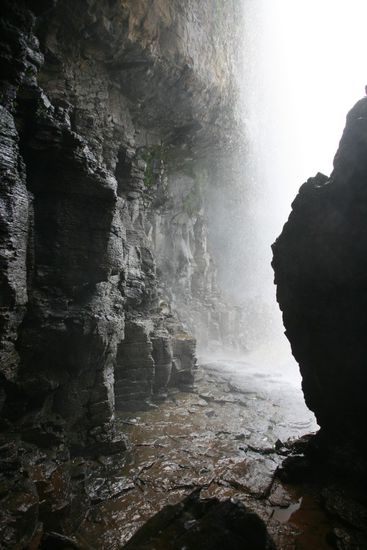 Hinter dem Wasserfall