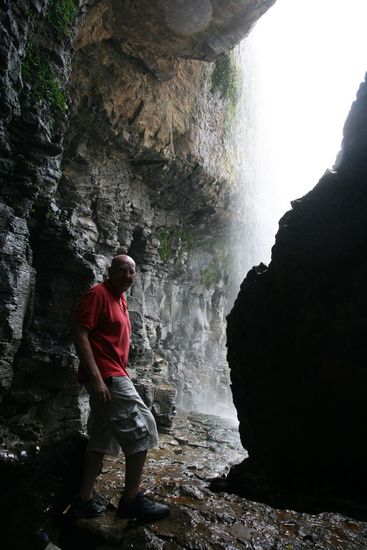 Hinter dem Wasserfall