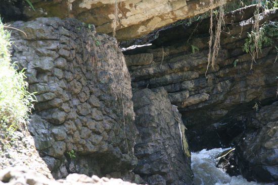 Felsformation am Wasserfall
