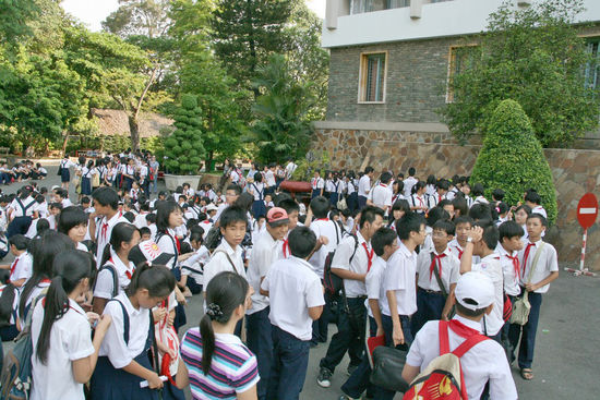 Schulklassen auf dem Weg in die Wiedervereinigungshalle (Pflichtbesuch!)