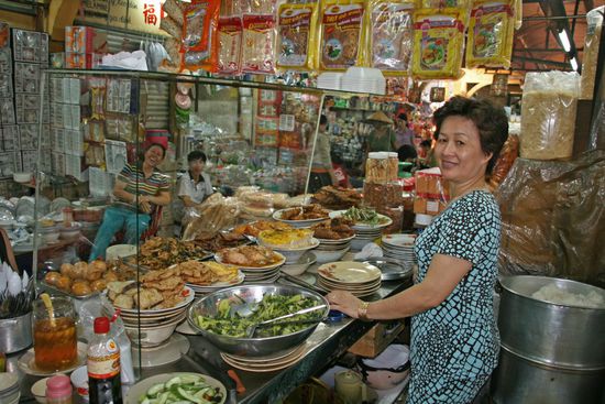 Die Köchin in ihrem Reich im Cholon Markt