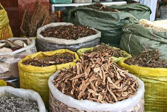 Vor dem Kräuterladen