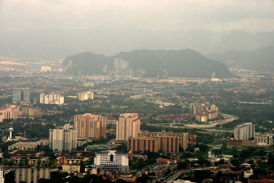 Batu Cave ( der Hügel im Hintergrund )