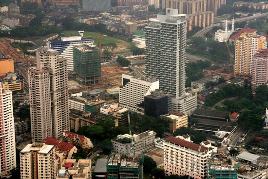 Swiss Garden Hotel (kleine weiße Haus Bildmitte)