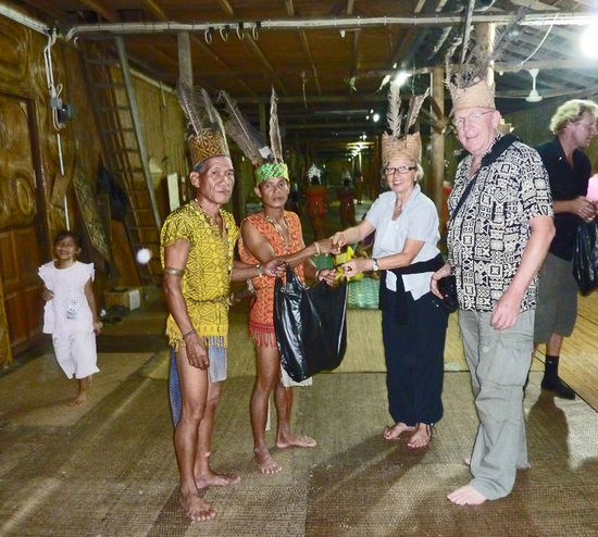 Bei der Geschenkübergabe an den Iban-Chief