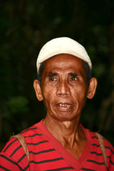 Der Iban Guide führt uns durch den Dschungel