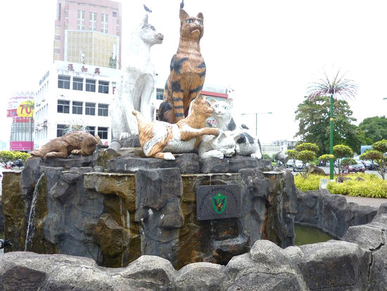 Eines der vielen Katzendenkmälern in Kuching