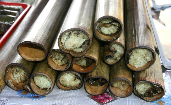 Reis gegart im Bambusrohr