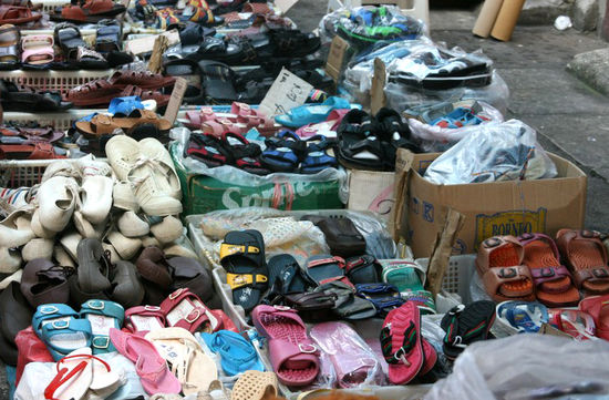 Schuhe von der letzten Altkleidersammlung