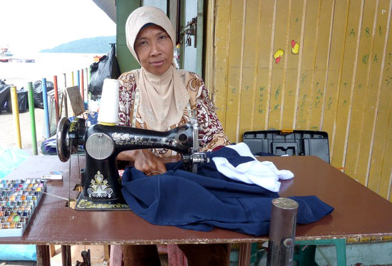 Näherin am Lokalmarkt