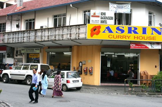 Links unser Hostel (Gelbes Schild )
Vorn indisches Restaurant (gut für Roti Kani )