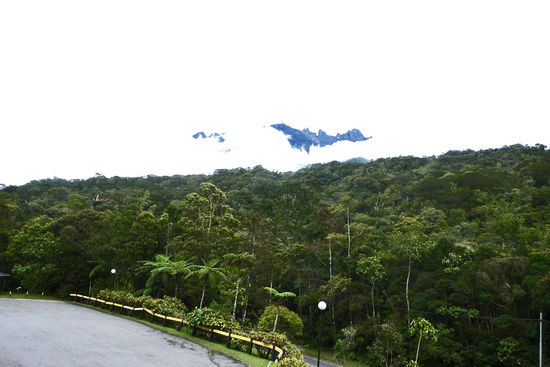 Blick aus dem Bungalow zum Kinabalu