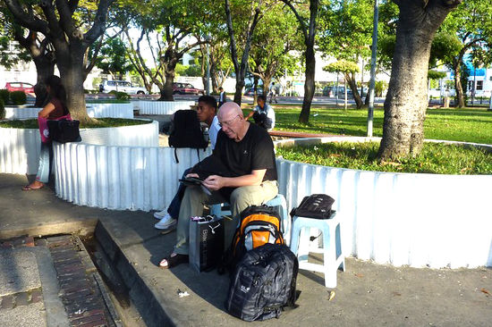 Warten auf deb Bus nach Brunei