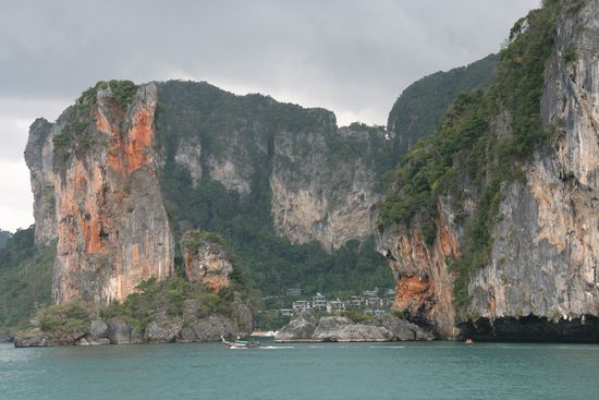 Felsformationen auf dem Weg nach Koh Lanta