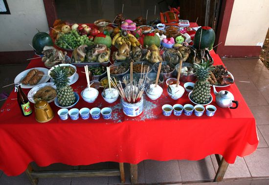 Gabentisch zum chinesischen Neujahrsfest