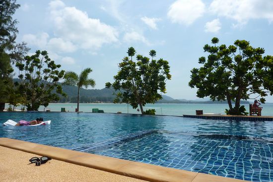 Am Pool mit Blick auf´s Meer