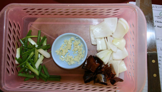 Zutaten für Stir Fried Chicken with Cashew Nuts ( Cashew Nuts fehlen)