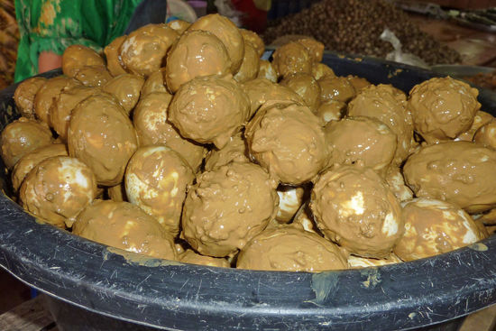 Enteneier in Lehm-Salzkruste