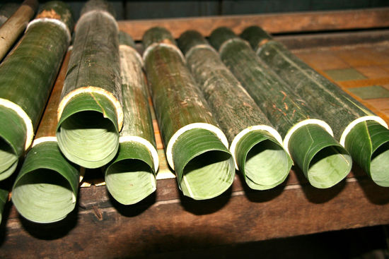 Bambusrohr mit Bananenblättern ausgelegt für die Lemngzubereitung