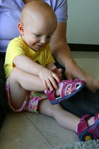 Pauline liebt Schuhe und zeigt Elisabeth´s Geschenk