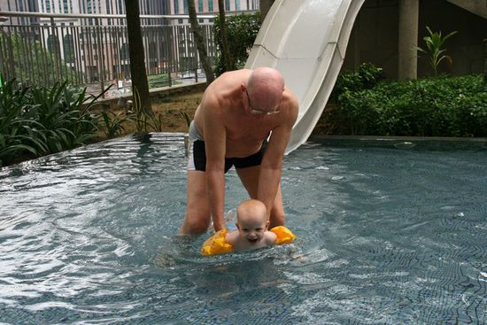 Schwimmen mit Opa