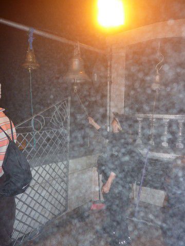 Bezwingerin des Adam´s Peak läutet die Glocke im Nieselregen