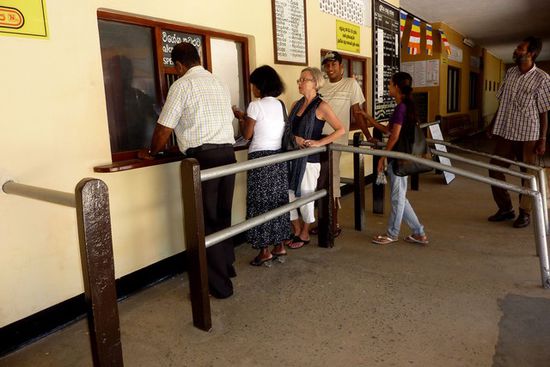 Schlange vor dem Ticketschalter