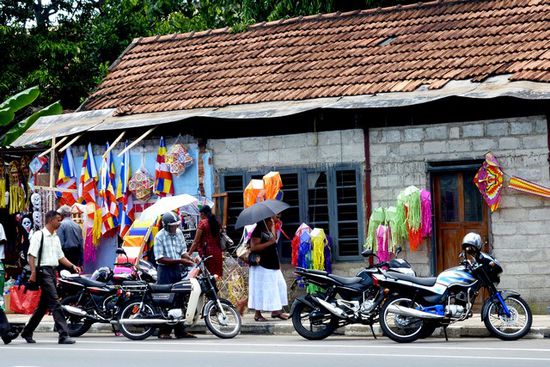 Straßenszene in Matara - alles für Buddhas Geburtstag