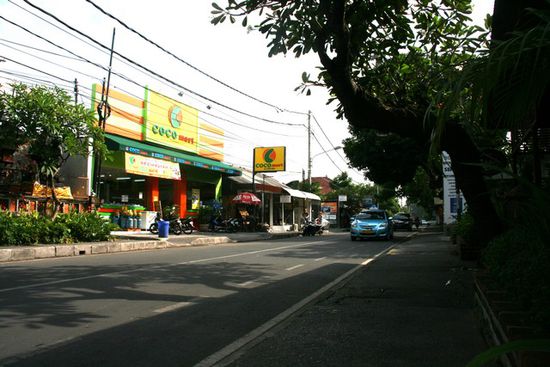 Straße vor Yulia 2