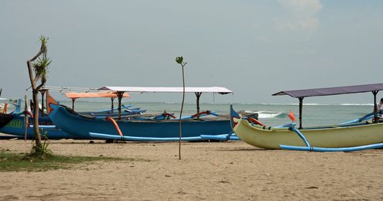 Boote am Strand von Kuta