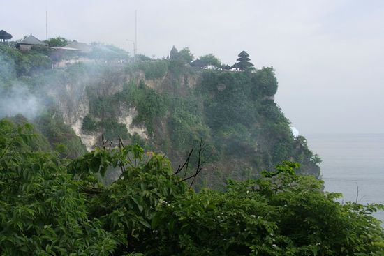 Rechts der Tempel auf der Klippe