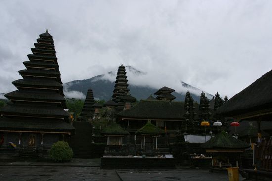 Gunu Agung im Hintergrund