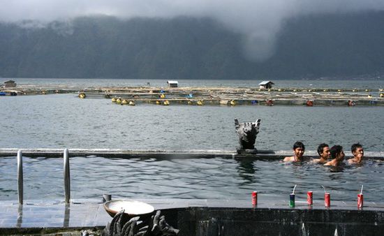 Im Hintergrund die Fischzucht