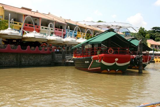 Nun erkunden wir Singapure per Riverboat
