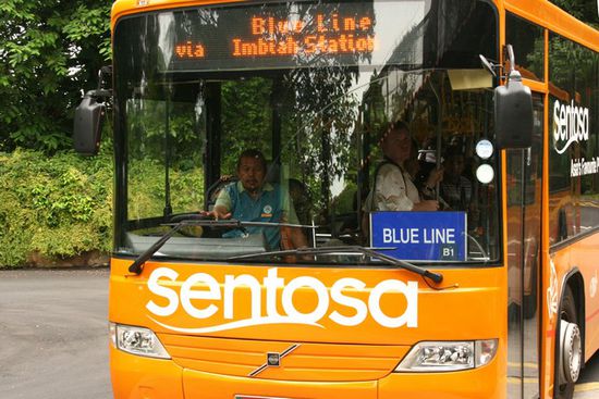 Dieser Bus bringt uns auf Sentosa zu den Attraktionen