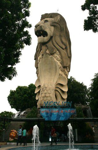 Begbehbarer Merlion - man kann per Lift hoch und hat einen Überblick über Sentosa