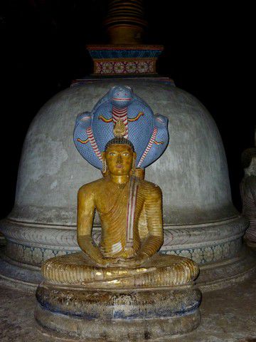 Die Schlange schützt Buddhas Kopf vor dem Regen