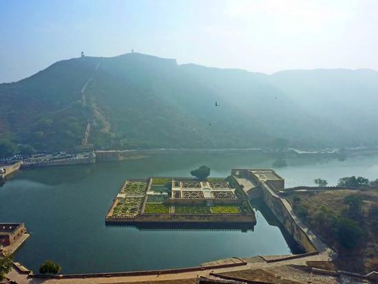 Blick auf den Safrangarten vom Amber Fort