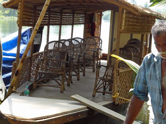 Boot in den Backwaters ( Stocherkahn )