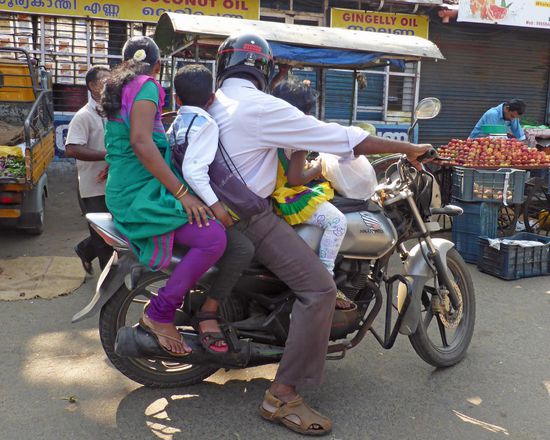Mit der  Familie  auf dem Frische-Markt