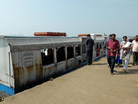 Mit dem Public Boat zum Shoppen. Nicht mehr ganz neu, aber es schwimmt.