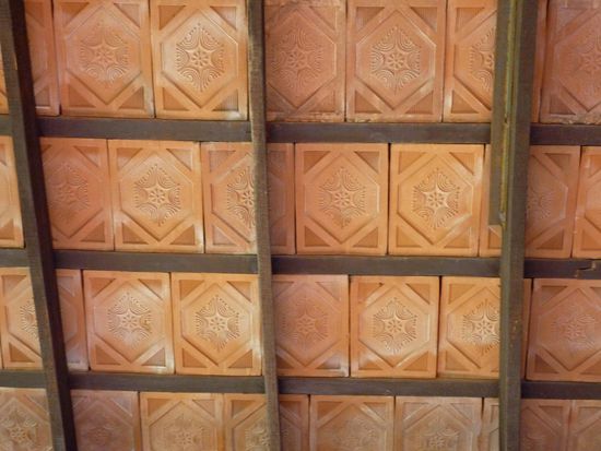 Schöne Ziegel zieren die Kuppeldecke vom Yogaraum