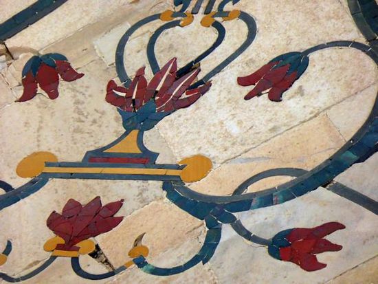 Intarsienarbeit in Marmor mit Halbedelsteinen