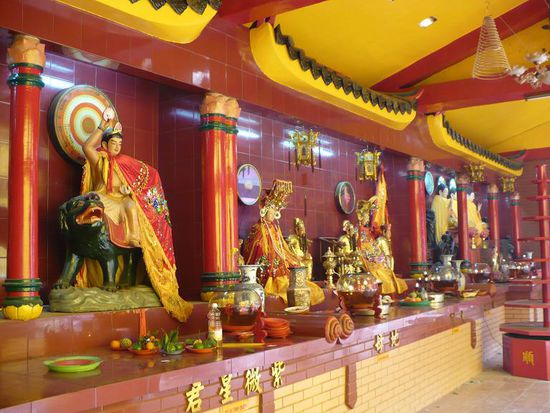 verschiedene Gottheiten im Inneren eines Tempels