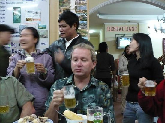 Der Typ hinten ist der Hotelbesitzer