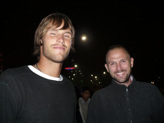 Nein, Erik schlaeft NICHT... er versucht nur krampfhaft was von dem Feuerwerk zu sehen 